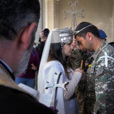 DA SRCE PREPUKNE! Jermenski vojnik odlazi u rat, on i njegova izabranica poslali poruku koja slama dušu! (FOTO) 