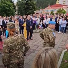 DA VAM SRCE ZAIGRA, MLADOST POBEĐUJE: Maturanti u Leposaviću defilovali kroz obruč vojnika KFOR-a (VIDEO)