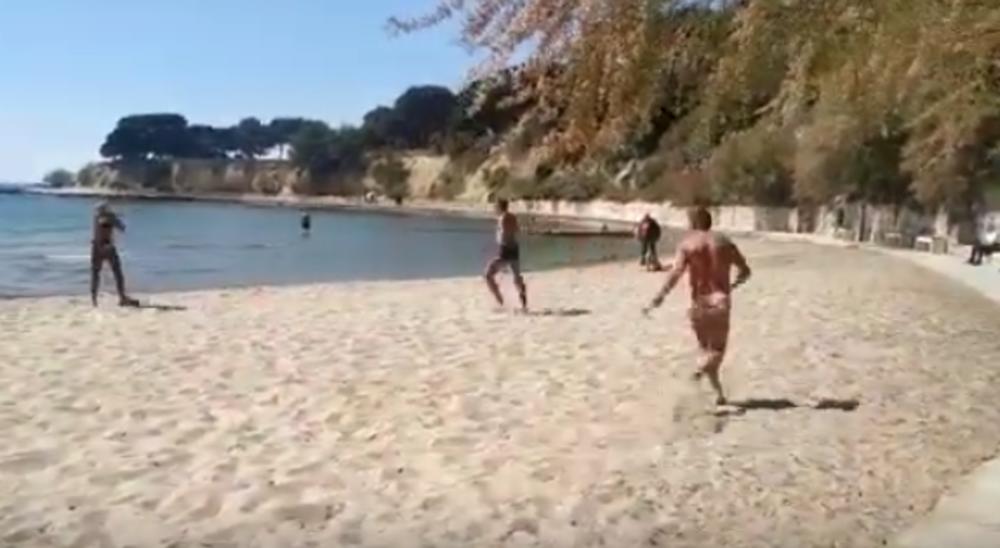 DALMATINCI NE HAJU ZA KORONU: Izašli na plažu i igrali picigin (VIDEO)