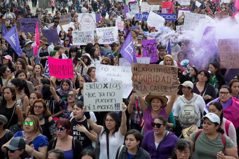 DAME U MEKSIKU IZAŠLE NA ULICE: Protestovale u prestonici pred Dan protiv nasilja nad ženama! (VIDEO)