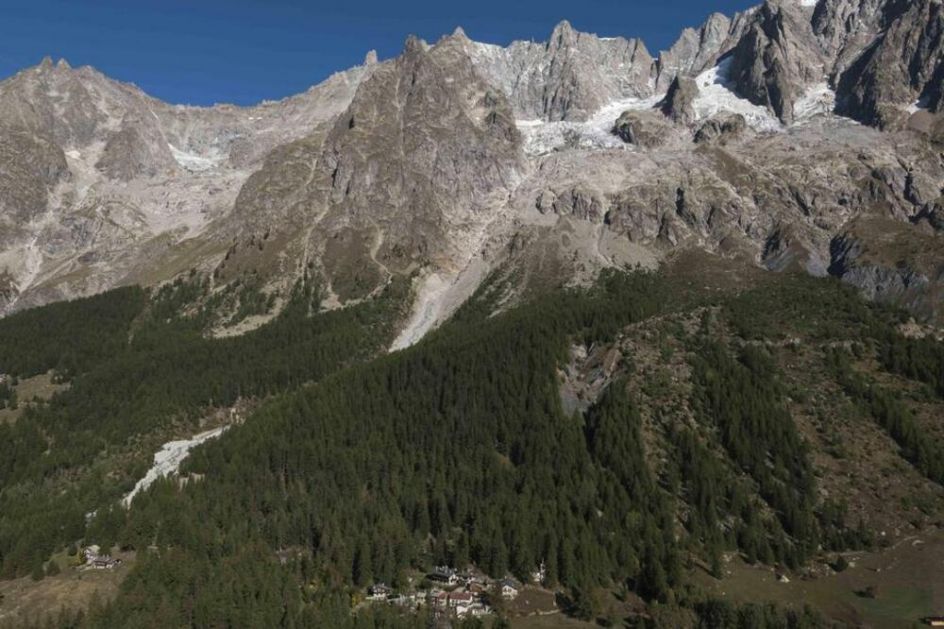 DECENIJAMA ZAKOPANO BLAGO: Francuski planinar pre 8 godina pronašao kovčeg sa dragim kamenjem na Monblanu, evo koliko je zaradio