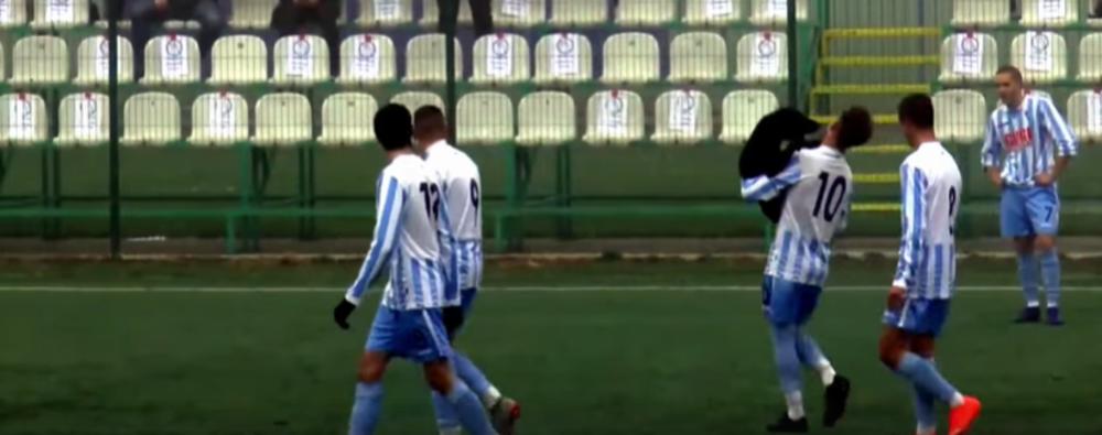 DEČKO SVAKA ČAST! Mladi fudbaler dobio APLAUZ publike zbog gesta vrednog DIVLJENJA! VIDEO