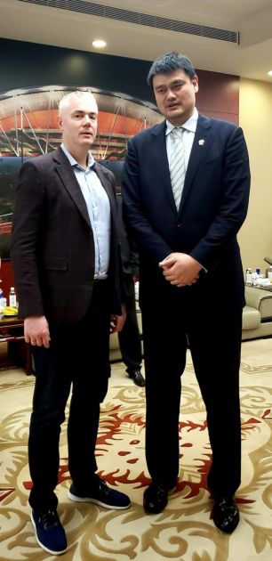 DEJAN TOMAŠEVIĆ U ŠANGAJU: Generalni sekretar KSS sa legendarnim Jao Mingom dogovorio intenzivniju saradnju sa Kinezima i najavio nove sponzore (FOTO)
