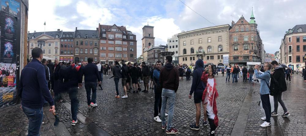 DELIJE OKUPIRALE CENTAR KOPENHAGENA: Navijači Crvene zvezde na trgu pevaju i zagrevaju se za korteo! Svuda oko njih policija (KURIR TV)