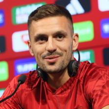 DELIJE U TRANSU: Dušan Tadić pred potpisom