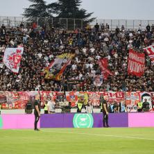 DELIJE UPALE NA STADION PARTIZANA: U Humskoj se orila čuvena pesma navijača Zvezde (VIDEO)