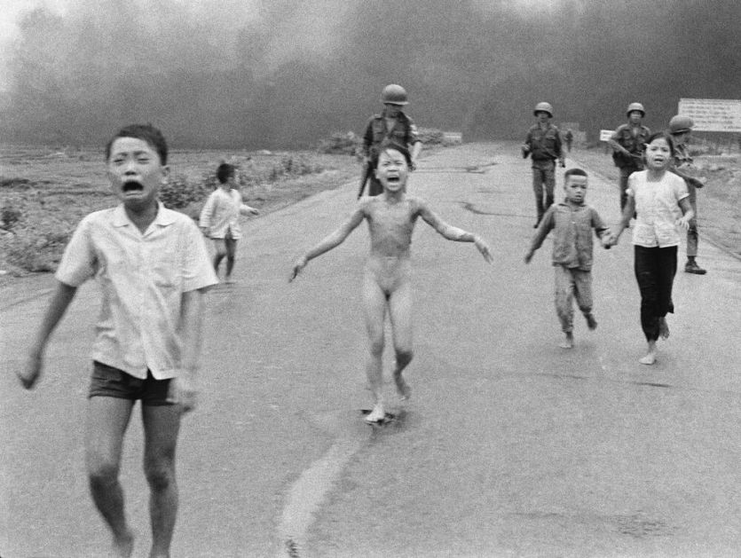 DELOVI KOŽE SU JOJ OTPADALI, TRČALA JE KA MENI: Ovako je nastala najstrašnija fotografija Vijetnamskog rata! (FOTO)