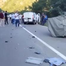 DELOVI RASUTI PO PUTU, JEDNA OSOBA ZAGLAVLJENA U KOMBIJU: Teška nesreća na Ibarskoj magistrali (VIDEO)