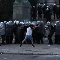 DEMONSTRANTI LOME SVE ŠTO STIGNU: Policija ih potisnula sa Trga Nikole Pašića (FOTO)