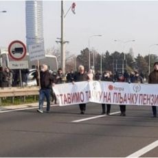 DEMONSTRANTI SE OKRENULI PROTIV ĐILASA? Haos na protestu - raširen transparent sa jasnom porukom za Dragana (FOTO)