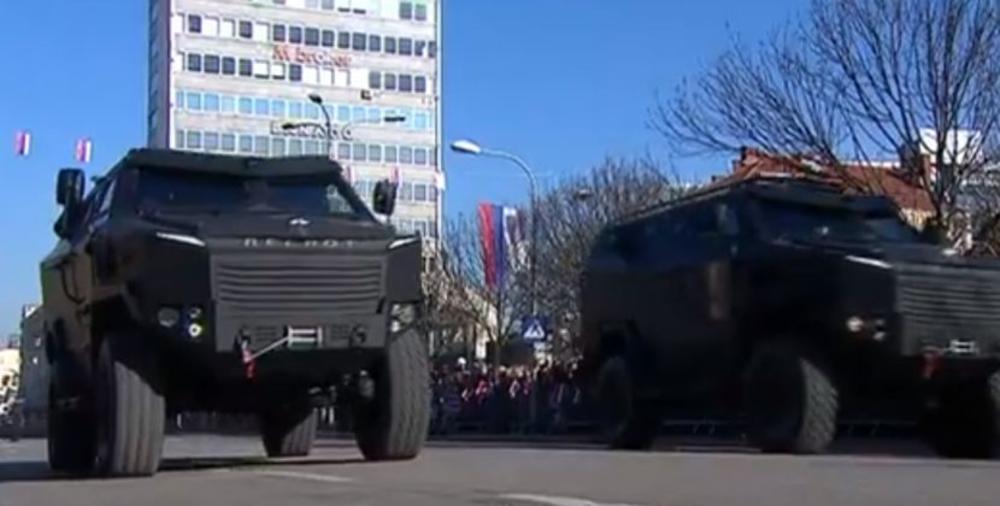 DESPOT I OVE GODINE U CENTRU PAŽNJE: Ovako je izgledao defile oklopnih vozila na Trgu Krajine! (FOTO, VIDEO)