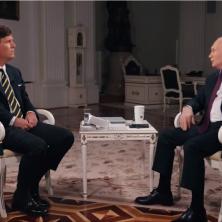 DETALJ KOJI JE SVIMA PROMAKAO: Da li je Taker tokom intervjua sa Putinom OVIM potezom poslao SKRIVENU poruku ili je čista slučajnost?!