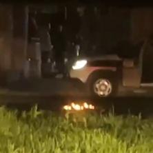 DETALJI JEZIVOG SLUČAJA U KOMŠILUKU: Pojavio se horor snimak pokušaja muškarca da zapali sebe i policajca (VIDEO)