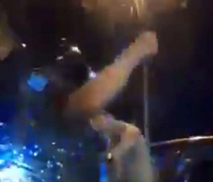 DETALJI KRVAVOG SUKOBA TORCIDE I HRVATSKE POLICIJE! Isplivao šokantan snimak: Policajac brutalno tukao pendrekom navijača Hajduka