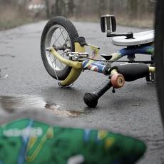 DETALJI TRAGEDIJE U PRIJEDORU: Dečak (12) vozio bicikl držeći se za motor, iz suprotnog smera pokosila ga mazda