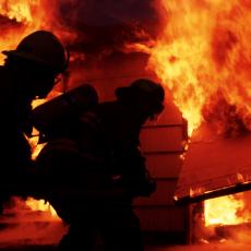 DETONACIJE ODJEKUJU ZRENJANINOM: Gore plinske boce, vatrogasci pokušavaju da ugase požar