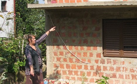 (FOTO) DEVOJČICA (3) POVREĐENA U NIŠU: Preživela pad sa terase visoke 4 metra