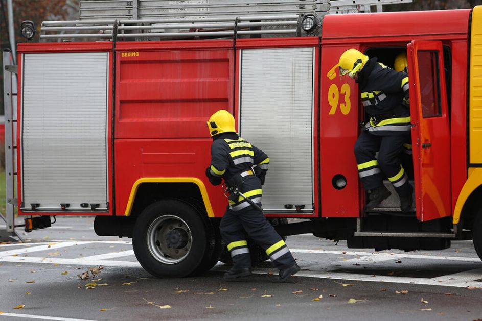 DEVOJČICA POKUŠALA DA IZ VATRE IZVUČE TESTERU KOJOM JE NJEN OTAC RADIO Požar kod Loznice, povređeno dete