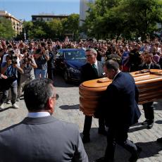 DIRLJIVO: Navijači Sevilje odali poslednju počast poginulom Rejesu (VIDEO)