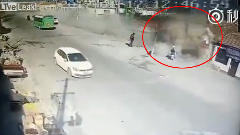DIVLJAK: Kamionom pokosio kuće kao da ih nikad nije ni bilo, ubio četiri osobe! (VIDEO)
