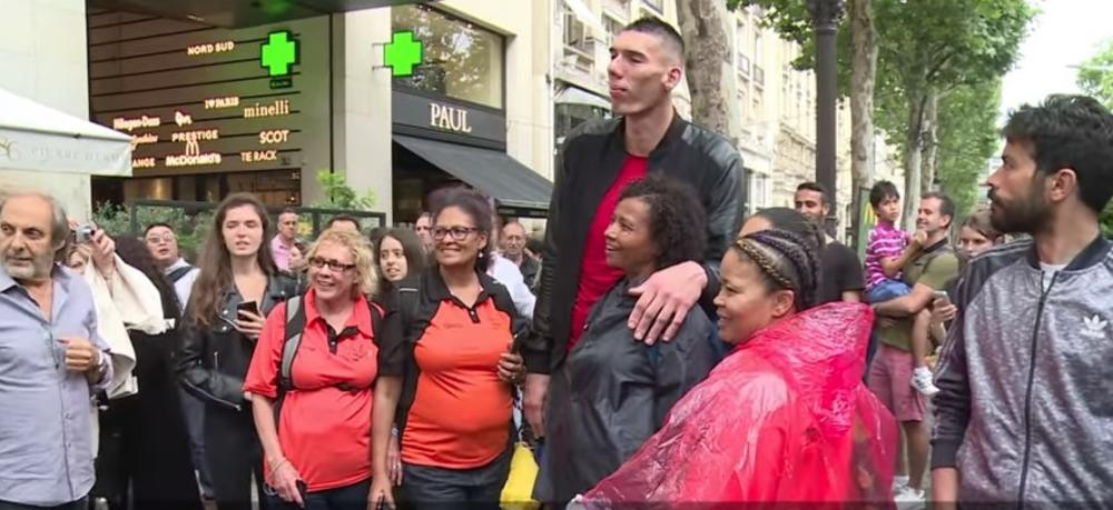 DIVOVI U PARIZU: Najviši muškarci na svetu prošetali gradom, među njima i jedan Srbin! Pogledajte ko nosi cipele broj 68! (VIDEO)