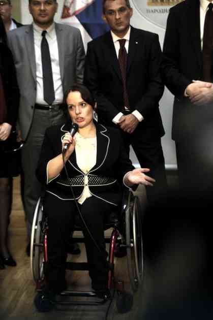 DJB: Asistentu poslanice u invalidskim kolicima zabranjen ulazak u Skupštinu Srbije