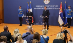DJB: Zašto je Vučić ćutao na Makronovo vredjanje Srbije