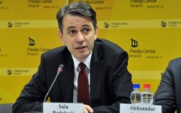 
					DJB: Zbog Vučićeve ambicije da bude predsednik SNS na ivici raspada 
					
									