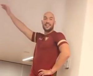 DMITROVIĆ DIGAO SEVILJU NA NOGE: Srpski golman zapevao hit posvećen Maradoni, Španci bruje o njegovom gestu! (VIDEO)