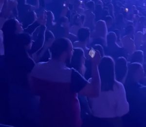 DOBRA JE JELENA ROZGA ALI PARTIZAN PIŠE ISTORIJU: Momak na koncertu hrvatske pevačice pratio utakmicu Partizana za Top 8! (VIDEO)
