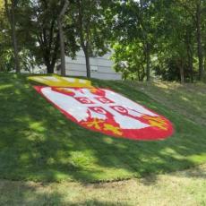 DOBRODOŠLICA ZA SVAKOGA KO UĐE U BEOGRAD! Završen velelepni grb Srbije na travnjaku kod Geneksa (FOTO)