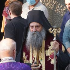 DOČEKALI GA BROJNI VERNICI: Patrijarh Porfirije stigao u manastir Miloševac kod Prijedora