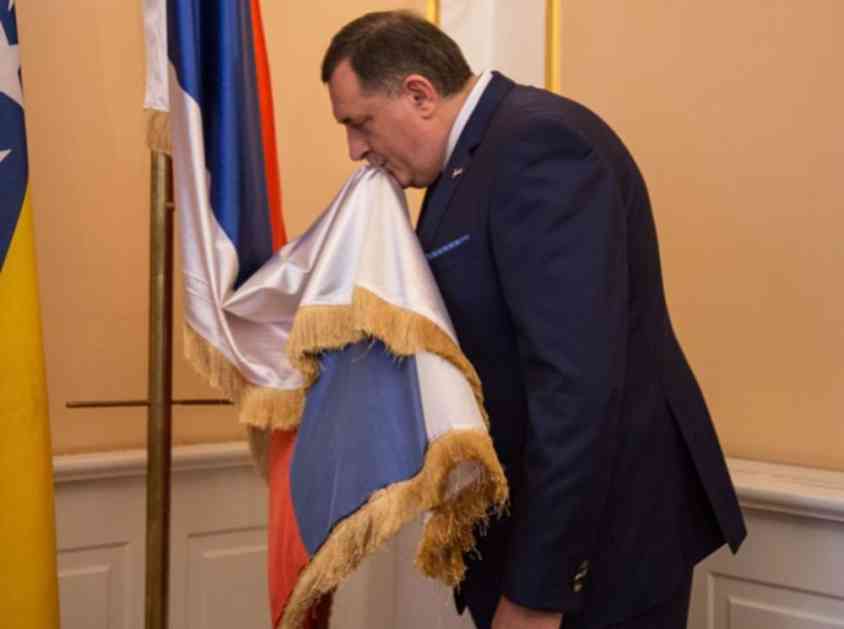DODIK: Histerični noćni juriš na zastavu Srpske neće me sprečiti da ona bude uvek istaknuta! Hoće da mi pošalju poruku da tamo nema mesta za SRBE!