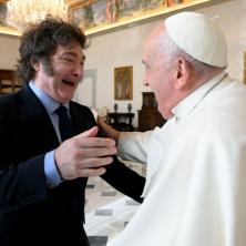 DOĐI KU**IN SINE DA TE ZAGRLIM Legendarni susret papa Franje i predsednika Argentine koji ga je nazvao IMBECILOM, a sad ga grli kao rođenog brata (FOTO)