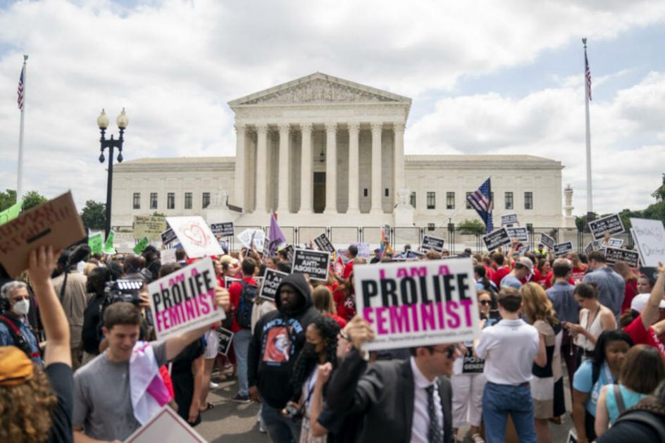 DOK AMERIKA ZABRANJUJE ABORTUS, FRANCUZI GA STAVLJAJU U USTAV: Poslanici predložili zakon koji bi zacementirao prava žena
