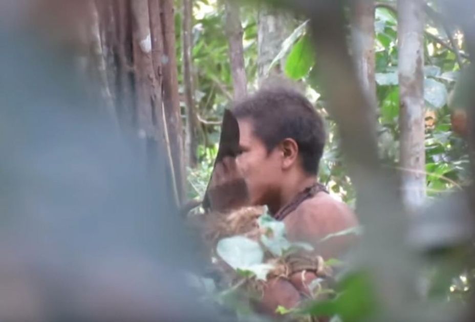 DOK JE SNIMAO IZOLOVANO PLEME SEVNULA JE MAČETA: Ovo je redak snimak domorodaca iz amazonske prašume kojima preti istrebljenje zbog krčenja šuma! (VIDEO)