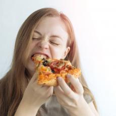 DOK VAM SE NE SMUČI: Jedna firma plaća 500 dolara da jedete picu i gledate serije! (FOTO)