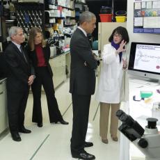 DOKAZ KOJI SU SVI TRAŽILI: Obama i supruga Bila Gejtsa u Laboratoriji u Vuhanu 2015! Evo šta je PRAVA ISTINA