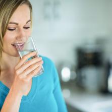 DOKTOR OTKRIVA - Evo zašto je veoma VAŽNO da ujutru ČIM USTANETE popijete čašu mlake vode