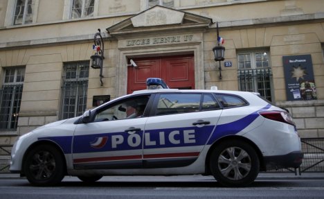 DRAMA BLIZU PARIZA: Uhapšen napadač koji je ranio dvoje ljudi ispred supermarketa