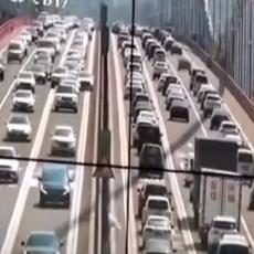 DRAMA I BEZNAĐE! Most se uvija pod udarima vetra, vozači nemaju kud (VIDEO)