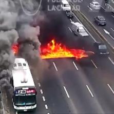DRAMA NA AUTO-PUTU Zapalio se autobus, putnici u panici izleteli napolje, a onda je vatra počela da guta sve (VIDEO)