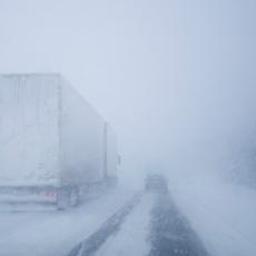 DRAMA NA AUTOPUTU: Zbog snežne oluje blokirano 500 automobila, evakuacija ljudi još traje (FOTO)