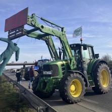 DRAMA NA GRANICI POLJSKE SA UKRAJINOM: Nastala totalna blokada, poljoprivrednici USTALI protiv OVOGA