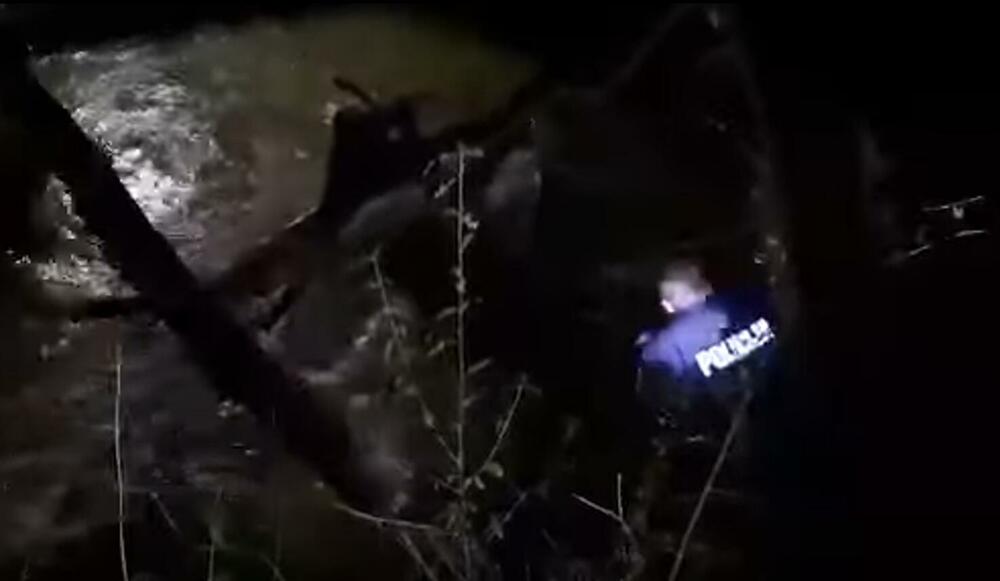 DRAMA NA GRANICI: Policajci spasili ženu i troje dece iz nabujale reke, u toku potraga za četvrtim detetom VIDEO