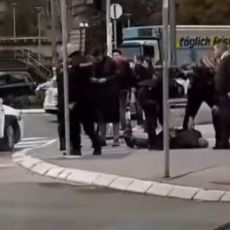 DRAMA NA NOVOM BEOGRADU! Skalpelom mahao ka prolaznicima, policija oborila muškarca na beton (VIDEO)