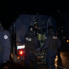 DRAMA NA PRELAZU MERDARE, NOVA AKCIJA KOSOVSKE POLICIJE: Uhapšene tri osobe, u kombiju marke mercedes pronađeno 24 komada oružja! (FOTO)