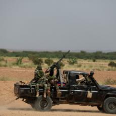 DRAMA U AFRICI! SCENE KAO U POBESNELOM MAKSU: Napadači na motorima ubili šest francuskih turista u Nigeru (FOTO)