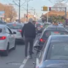 DRAMA U BULEVARU KRALJA ALEKSANDRA! Momak preti nožem vozaču na semaforu, udara u prozor i viče (VIDEO)