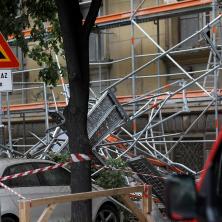 DRAMA U CENTRU ZAGREBA! Scena kao kada je bio zemljotres, veliki zid i skela se srušili na automobile! (VIDEO)